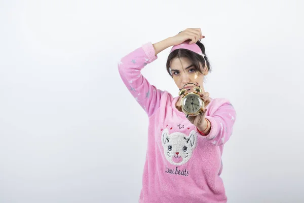 Fiatal Lány Rózsaszín Pizsamában Ébresztőórával Szürke Fal Felett Kiváló Minőségű — Stock Fotó
