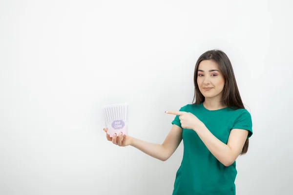 Schöne Mädchen Blauem Shirt Mit Leerem Popcorn Über Weißem Hochwertiges — Stockfoto