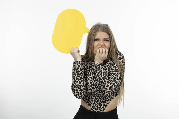 Retrato Uma Mulher Bonita Modelo Segurando Bolha Fala Amarela Foto — Fotografia de Stock