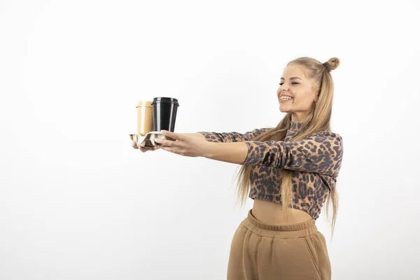 Foto Vacker Ung Flicka Gröda Topp Innehav Koppar Latte Högkvalitativt — Stockfoto