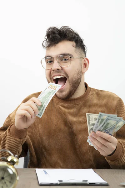 Happy Young Accountant Sitting His Desk Counting Cash High Quality — Stock Photo, Image