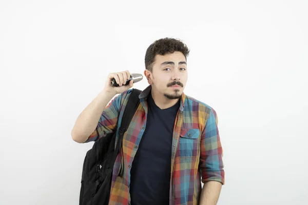 Sırt Çantalı Mikrofonlu Genç Bir Adamın Fotoğrafı Yüksek Kalite Fotoğraf — Stok fotoğraf