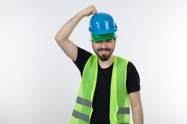 Застрелен бородатый инженер в двух касках поверх белых. Высокое качество фото