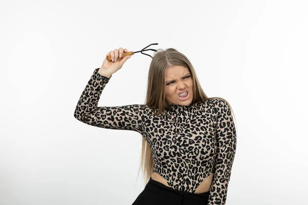 Retrato Una Mujer Joven Sosteniendo Paleta Jardín Contra Pared Blanca — Foto de Stock