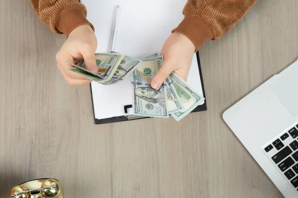 Manos Hombre Negocios Contando Dinero Tomando Nota Escritorio Oficina Foto —  Fotos de Stock