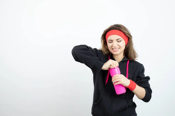 Foto Uma Jovem Menina Desportiva Segurando Garrafa Água Rosa Foto — Fotografia de Stock