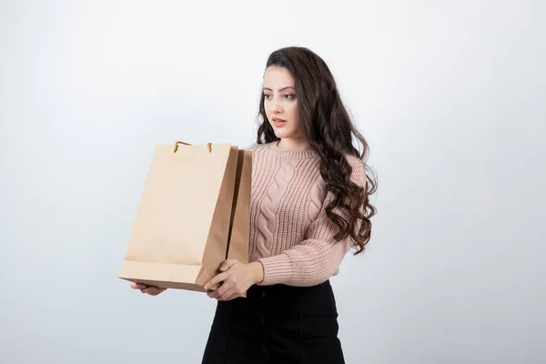 Retrato Hermosa Mujer Suéter Sosteniendo Bolsas Paquetes Con Compras Después —  Fotos de Stock