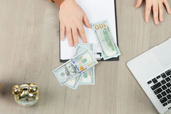 Manos Hombre Negocios Contando Dinero Tomando Nota Escritorio Oficina Foto —  Fotos de Stock