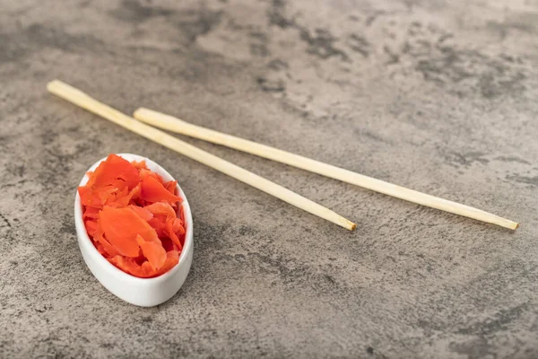 Fatias Gengibre Sushi Conserva Tigela Com Pauzinhos Colocados Sobre Fundo — Fotografia de Stock