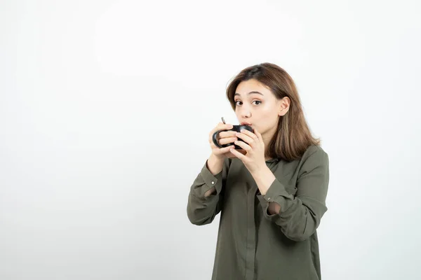 Foto Adorável Jovem Bebendo Xícara Café Quente Foto Alta Qualidade — Fotografia de Stock