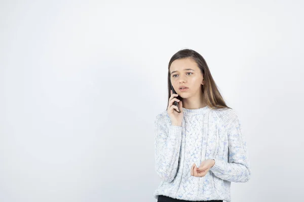 Menina Vestindo Suéter Posando Com Smartphone Fundo Branco — Fotografia de Stock