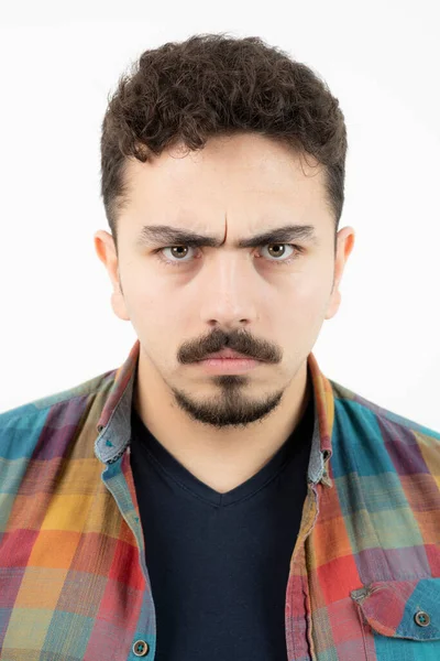 Cerrar Foto Joven Con Una Camiseta Cuadros Mirando Cámara Foto — Foto de Stock