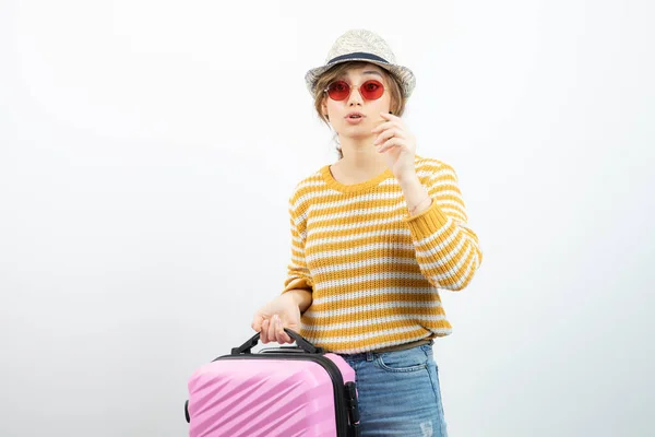 Imagen Una Joven Turista Sombrero Con Maleta Viaje Rosa Foto — Foto de Stock