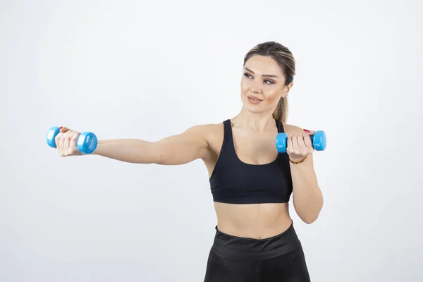 Bela Jovem Mulher Roupas Esportivas Com Halteres — Fotografia de Stock