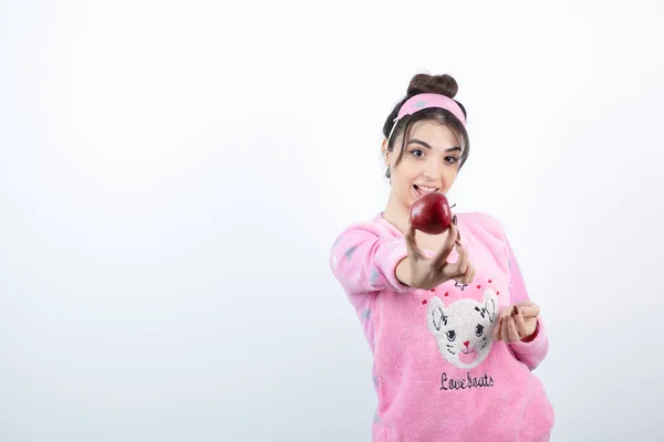 Фотографія Молодої Дівчини Піжамі Показує Червоне Яблуко Фруктів Камеру Високоякісна — стокове фото