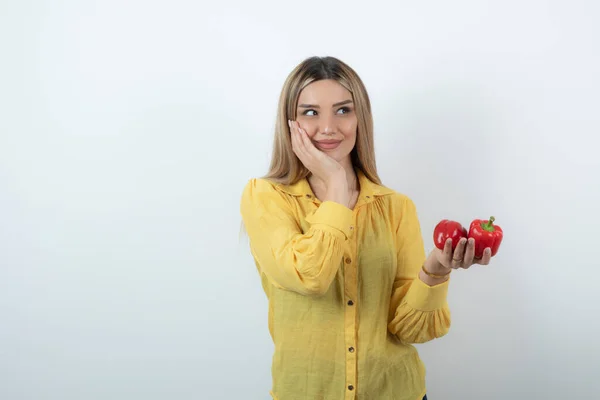 Foto Bela Mulher Loira Posando Com Pimentas Vermelhas Foto Alta — Fotografia de Stock