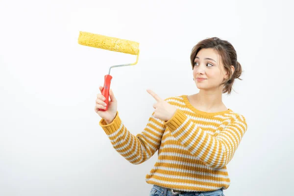 Foto Una Joven Mujer Pie Sosteniendo Rodillo Pintura Mano Foto —  Fotos de Stock