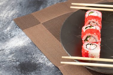  Philadelphia suşisi taze krem peynirli ve tek kullanımlık ahşap çubuklu. Yüksek kalite fotoğraf