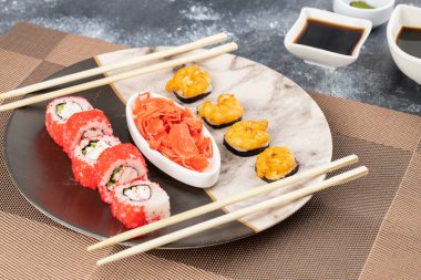 Taze krem peynirli suşi ve tabakta karides. Yüksek kalite fotoğraf