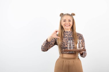 Elinde su bardağı tabağı olan güzel bir kadın resmi. Yüksek kalite fotoğraf