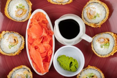 Wasabi, soya sosu ve taş bir masaya konmuş zencefil dilimli taze suşi ruloları. Yüksek kalite fotoğraf