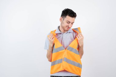 Güvenlik yeleği giymiş genç mühendisin portresi ayakta ve poz veriyor. Yüksek kalite fotoğraf