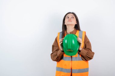 Yeşil şapka tutan turuncu yelekli kadın mühendis. Yüksek kalite fotoğraf