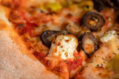 Peynirli ve taze sebzeli lezzetli pizza. Yakın görüş. Yüksek kalite fotoğraf