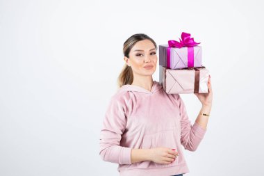 Hediye kutularıyla poz veren ve ayakta duran çekici genç bir manken. Yüksek kalite fotoğraf