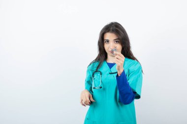 Kameraya bakan steteskoplu genç bir hemşirenin portresi. Yüksek kalite fotoğraf