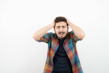 Kareli tişörtlü genç ve yakışıklı bir adamın kafasının üstünde el ele tutuşması. Yüksek kalite fotoğraf