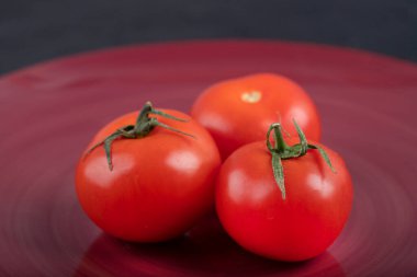Siyah masaya yerleştirilmiş taze kırmızı domatesler. Yüksek kalite fotoğraf