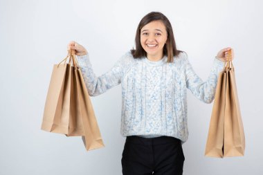 Kazaklı genç kızın portresi. Elinde alışveriş torbaları var.