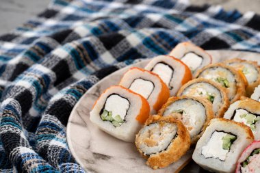 Taştan arka planda taze suşi ruloları var. Yüksek kalite fotoğraf