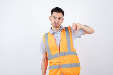 Güvenlik yeleği giymiş genç bir mühendisin portresi. Yüksek kalite fotoğraf