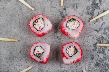  Philadelphia dürümü, taze somon, salatalık, krem peynir ve çubuk. Yüksek kalite fotoğraf