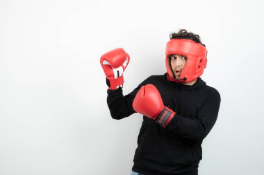 Kırmızı boks şapkalı genç adam portresi ayakta ve poz veriyor. Yüksek kalite fotoğraf