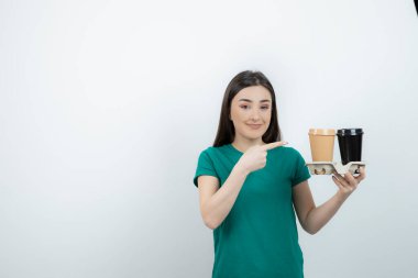 Kahve fincanı pozu veren mavi tişörtlü güzel bir kadın. Yüksek kalite fotoğraf