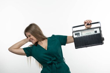 Kulaklarını radyo alıcısı kaplayan genç ve güzel bir kadının fotoğrafı. Yüksek kalite fotoğraf