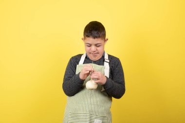 Sarıda duran patlamış mısırlı genç bir çocuk resmi. Yüksek kalite fotoğraf