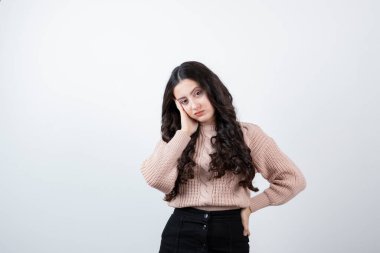 Beyaz duvara bakan güzel bir kadın görüntüsü. Yüksek kalite fotoğraf