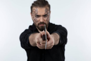 Elinde bıçak tutan yüzü boyalı genç bir adamın portresi. Yüksek kalite fotoğraf