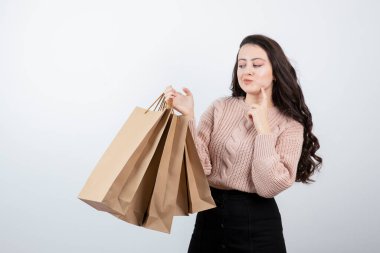 Kazaklı güzel bir kadının portresi alışveriş sonrası paketleri ile birlikte taşıyor. Yüksek kalite fotoğraf