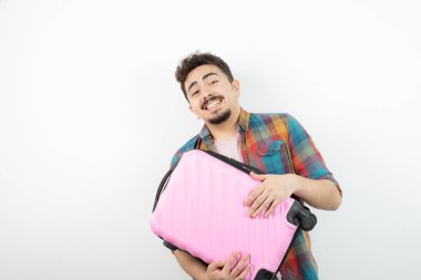 Heyecanlı genç turist yaz kıyafetleri içinde bavul tutuyor. Yüksek kalite fotoğraf