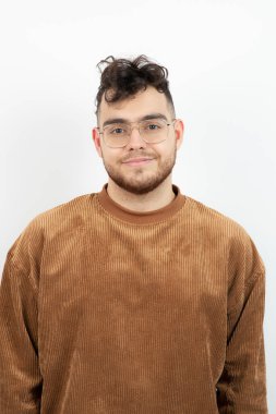 Kameraya bakan gözlüklü yakışıklı bir gencin portresi. Yüksek kalite fotoğraf