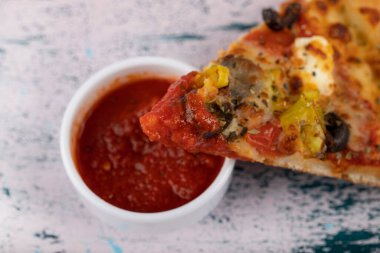 Misket masasına domates soslu dilimlenmiş lezzetli pizza. Yüksek kalite fotoğraf