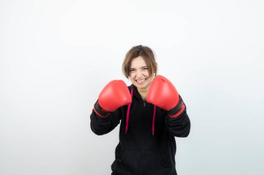 Boks egzersizleri yapan kendinden emin genç bir sporcunun portresi. Yüksek kalite fotoğraf