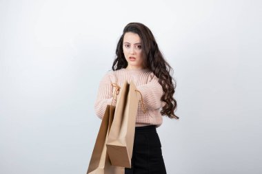 Kazaklı güzel bir kadının portresi alışveriş sonrası paketleri ile birlikte taşıyor. Yüksek kalite fotoğraf