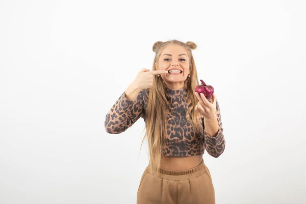 Imagem Uma Jovem Mulher Topo Colheita Segurando Cebola Vermelha Sobre — Fotografia de Stock