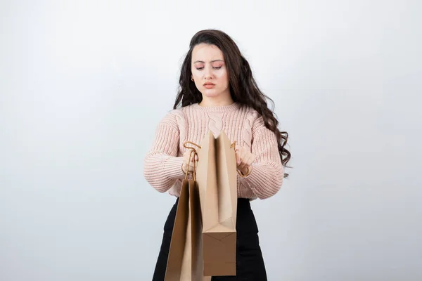 Retrato Hermosa Mujer Suéter Sosteniendo Bolsas Paquetes Con Compras Después —  Fotos de Stock